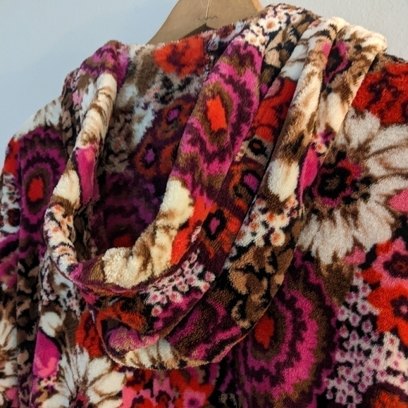VERA Bradley Rosewood Fleece Hooded Robe - Picture 8 of 8